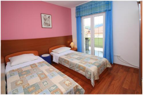 Apartmani- Šjor -Primošten-Apartmani- has 2 large apartments and 2 smaller ones -Primošten Lokvice 6