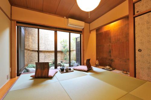 een kamer met 2 stoelen en een groot raam bij Kiraku Kyoto Higashiyama in Kyoto