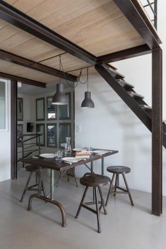 - une salle à manger avec une table et des tabourets dans l'établissement La Suite de la Maison du Village, à Gassin