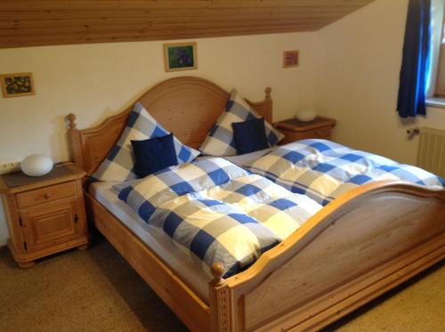 Ένα ή περισσότερα κρεβάτια σε δωμάτιο στο Ferienwohnungen Hölzl