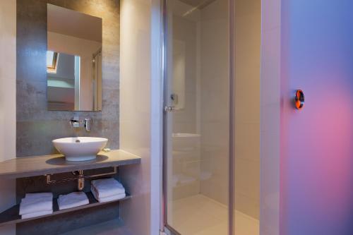Bilik mandi di Best Western Seine West Hotel