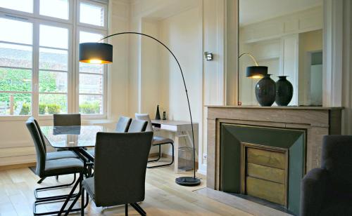 un salon avec une table et une cheminée dans l'établissement Little Suite - Colas, à Lille