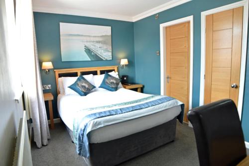 A bed or beds in a room at Dovedale Hotel and Restaurant 