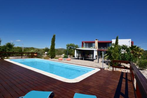 The swimming pool at or near Bed and Breakfast Cas al Cubo