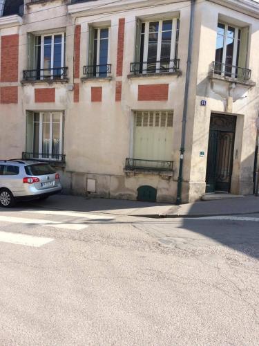 ヴェルダン・シュル・ムーズにあるGite de la Princerieの建物前に駐車した白車