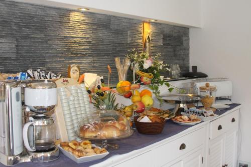 un mostrador de cocina con un montón de comida. en B&B Le Giare en Monterosso al Mare