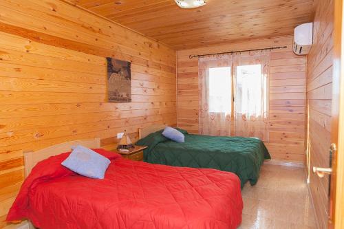 A bed or beds in a room at Casa Rural los Caños