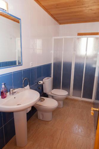 a bathroom with two toilets and a sink and a mirror at Casa Rural los Caños in Fuente-Álamo