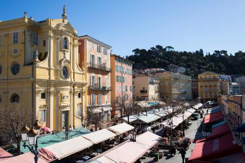 une rue dans une ville avec un groupe de bâtiments dans l'établissement France-Studio-Nice-Carré d'Or, à Nice