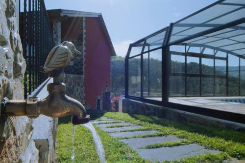 a faucet with water coming out of it at Apartamentos Rurales El Fresnu in Silvamayor