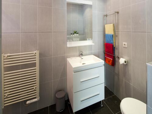 La salle de bains est pourvue d'un lavabo blanc et de toilettes. dans l'établissement France-Nice-Carré d'Or (studio ou 2 pièces), à Nice