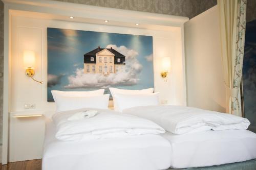 Una cama o camas en una habitación de Lübecker Krönchen