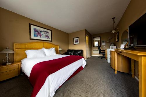 Postel nebo postele na pokoji v ubytování Bulkley Valley Motel