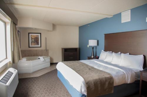 Postel nebo postele na pokoji v ubytování AmericInn by Wyndham Mounds View Minneapolis