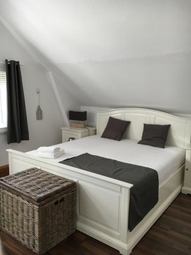 Giường trong phòng chung tại Haus Bomhoff Sylt
