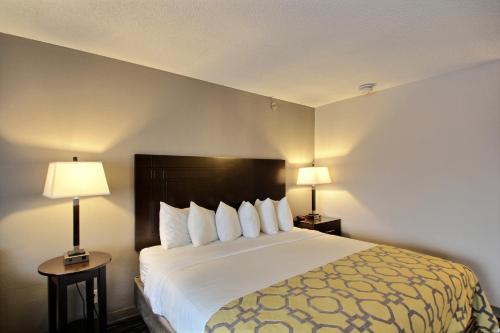 Кровать или кровати в номере Baymont by Wyndham Madison West/Middleton WI West