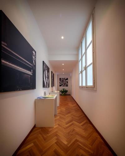 a hallway with a table and a large window at Lainez Rooms & Suites in Trento