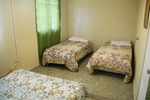 Un pat sau paturi într-o cameră la Cavernas Guest House