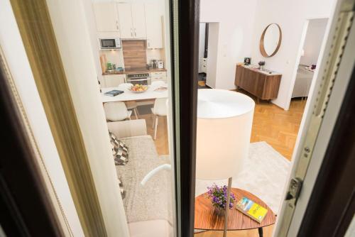 - Vistas a la cocina desde la puerta de una habitación en Chillout Lounge Satzberg, en Viena