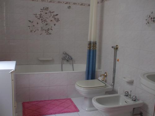 ポッツァッロにあるCasa Tre Roseのバスルーム(トイレ、バスタブ、シンク付)