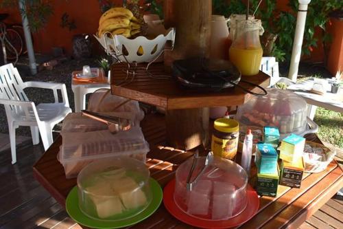 einen Holztisch mit Essen darüber in der Unterkunft Pousada Bella Vida Geriba in Búzios