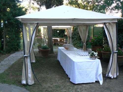 a white tent with a table in a garden at Hotel Moderno in Siena