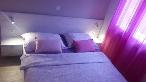 Tempat tidur dalam kamar di Apartments A&A