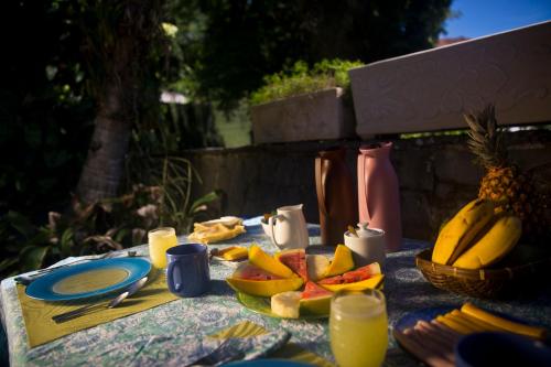 een picknicktafel met fruit op een blauw tafelkleed bij Casa Beleza in Rio de Janeiro
