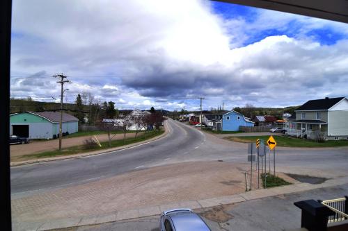 an empty road in a small town with houses at Mon Coin de Pays in Sacré-Coeur-Saguenay