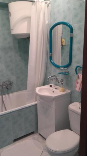 クラクフにあるClimate of the 60'sのバスルーム(トイレ、洗面台、シャワー付)