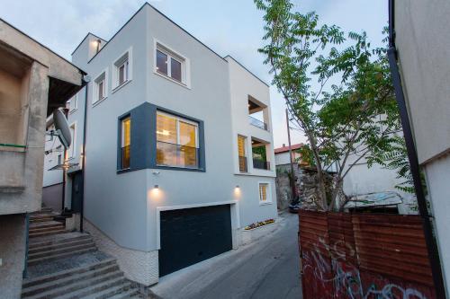 una casa blanca con garaje negro en Apartments Aida, en Mostar