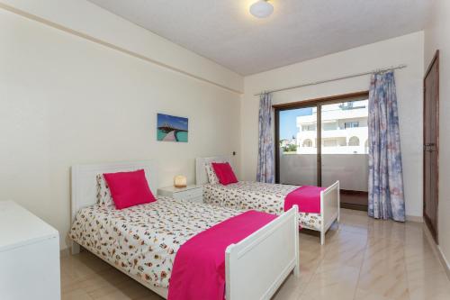 珀徹斯的住宿－Andorinha 2 bedroom apart-close to the sea-Algarve，一间卧室设有两张床和窗户。