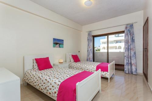 a bedroom with two beds and a window at Andorinha 2 bedroom apart-close to the sea-Algarve in Porches