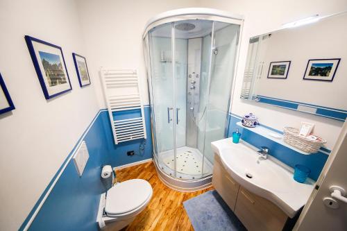 e bagno con doccia, servizi igienici e lavandino. di Baronessa B&B Florence a Firenze