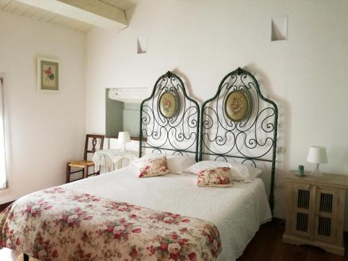 ein Schlafzimmer mit einem großen Bett mit einer Blumenbettdecke in der Unterkunft Agriturismo Morattina in Castrocaro Terme