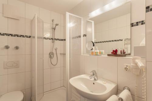 Ein Badezimmer in der Unterkunft Hartungs Hoteldorf