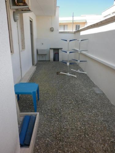 a hallway with two chairs and a blue stool at Villino sul mare in San Foca