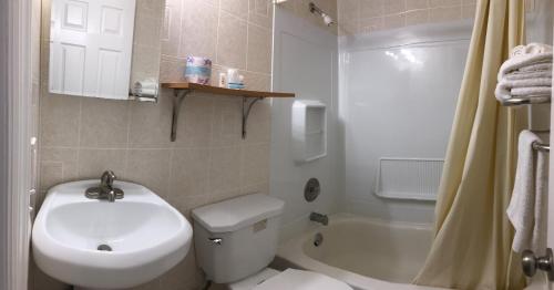 Ett badrum på Sunset Motel