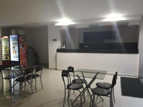 uma sala de jantar com mesa e cadeiras de vidro em Hotel Valle de Beraca em Cúcuta