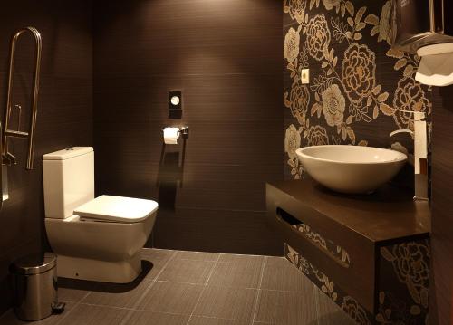 a bathroom with a toilet and a sink at El Cierzo de Javalambre in Arcos de las Salinas