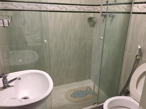 Bilik mandi di Hotel Ferreira Viana