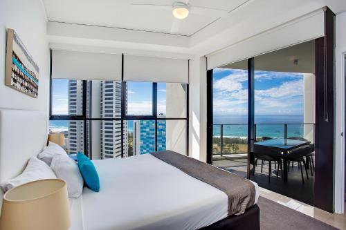 Un dormitorio con una cama y vista al mar. en Mantra Sierra Grand, en Gold Coast