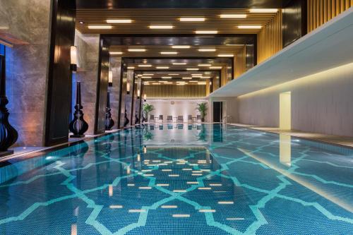 una piscina en un hotel con suelo de baldosa azul en Wanda Realm Nanjing, en Jiangning