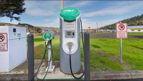 a hydrogen fueling machine in a gas station at Rice Hill Inn in Oakland