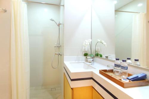 bagno con lavandino e doccia di Rhadana Hotel a Kuta