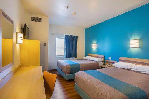 מיטה או מיטות בחדר ב-Motel 6-Grand Island, NE