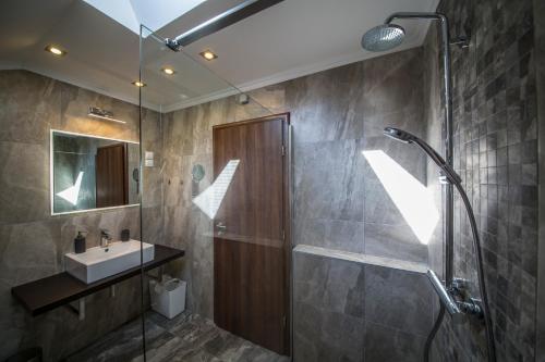 y baño con ducha y lavamanos. en Apartments Tasha, en Mali Lošinj