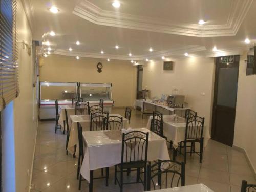マプトにあるPensao Marhaba Residencialのレストラン内のダイニングルーム(テーブル、椅子付)