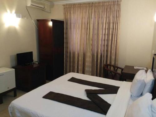 سرير أو أسرّة في غرفة في Pensao Marhaba Residencial