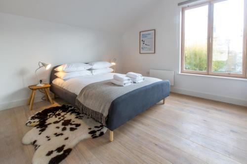 - une chambre avec un lit et un tapis au sol dans l'établissement Laurel Studio, à Aldeburgh